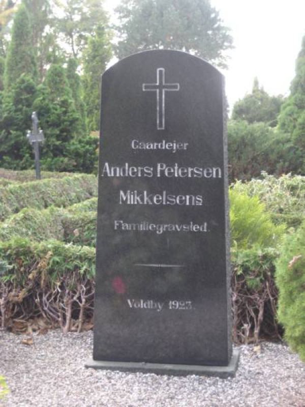 Anders Petersen Mikkelsen's familiegravsted.jpg